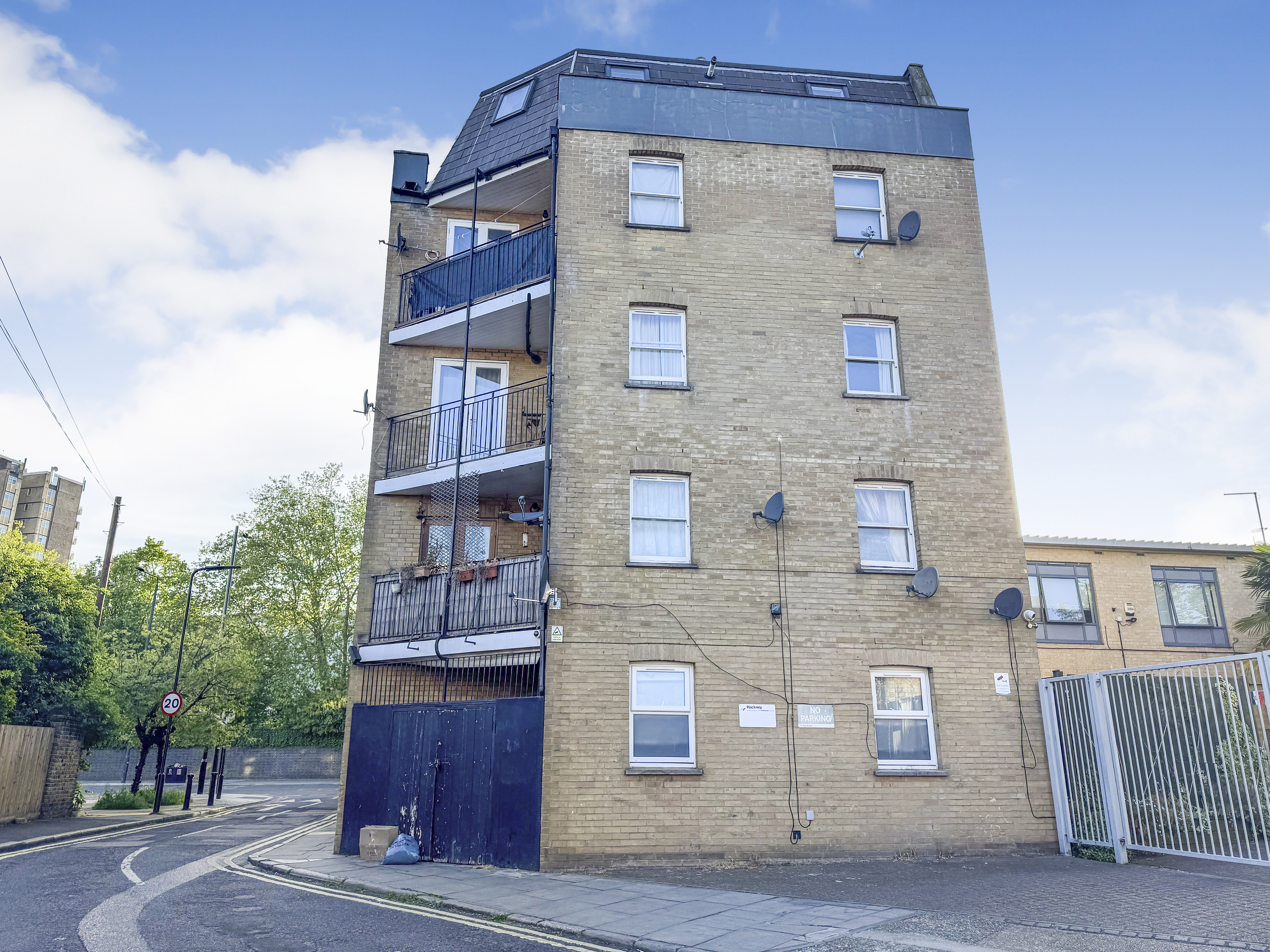 Flat E, 28 Upper Clapton Road - First Floor Apartment with Balcony image 4